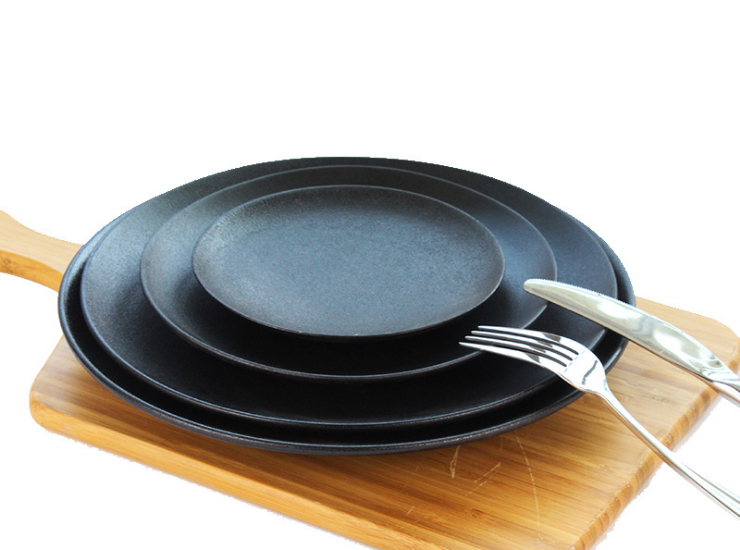 磨砂纯纯黑色陶瓷盘 亚光圆形平板意大利面盘牛排西餐盘