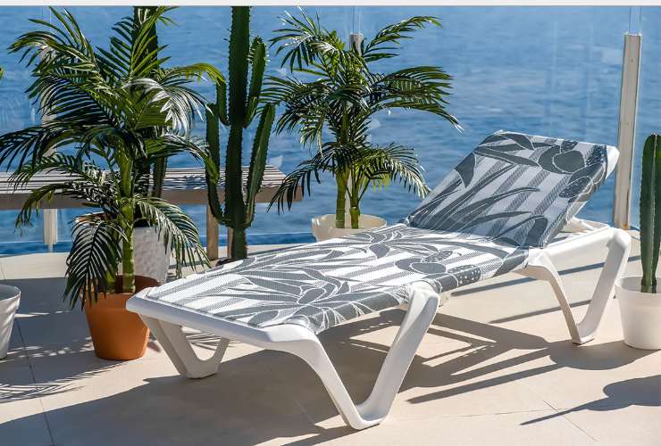 户外欧式躺椅泳池露天躺床海边休闲塑料西班牙进口沙滩椅 (运费及安装费另报)